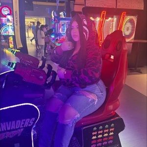 Meet your Posher, Lya